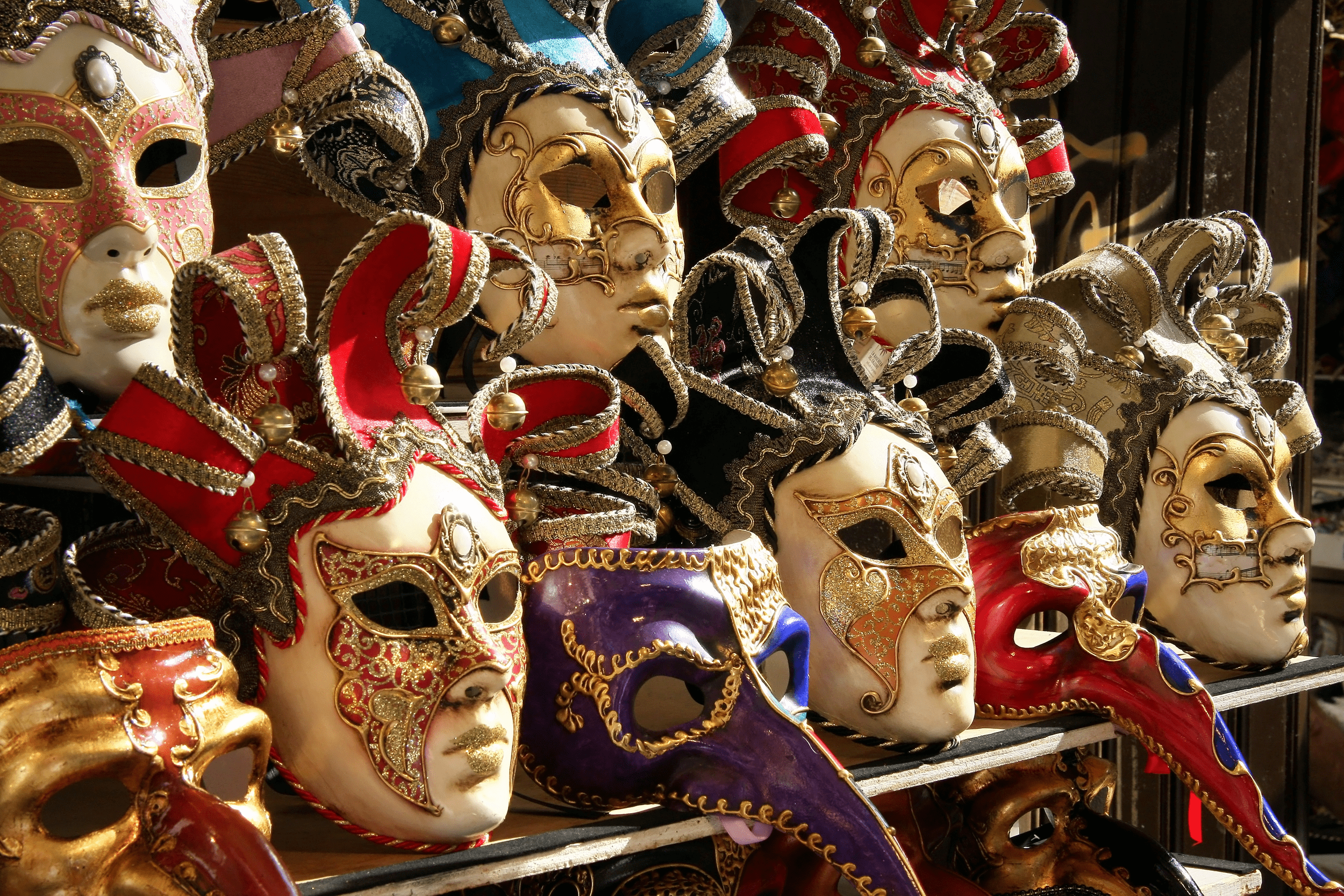Изготовление театральных масок. Венецианская маска карнавал в Венеции. Маска Венеция для карнавала. Маска Венеция карнавал 17век. Венецианская маска Маттачино.